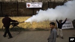 Fumigación en Dehli contra el mosquito transmisor de la malaria. La lucha contra esta enfermedad se ha estancado mundialmente por la falta de fondos para trabajar.