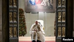 Papa Francisco abre a Porta Santa para assinalar a abertura do Ano Santo católico de 2025, ou Jubileu, na Basílica de São Pedro