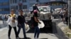 Ecuatorianos limpian las calles tras una semana de disturbios
