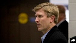 Nick Ayers (tengah), kepala staf Wakil Presiden AS Mike Pence, tiba untuk menghadiri konferensi pers dengan Presiden Donald Trump dan anggota Kongres Partai Republik di Camp David, Maryland, 6 Januari 2018.
