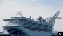 Con varias personas a bordo que han sido diagnosticadas con el coronavirus, el crucero Grand Princess permanece anclado en el puerto de Oakland, California.