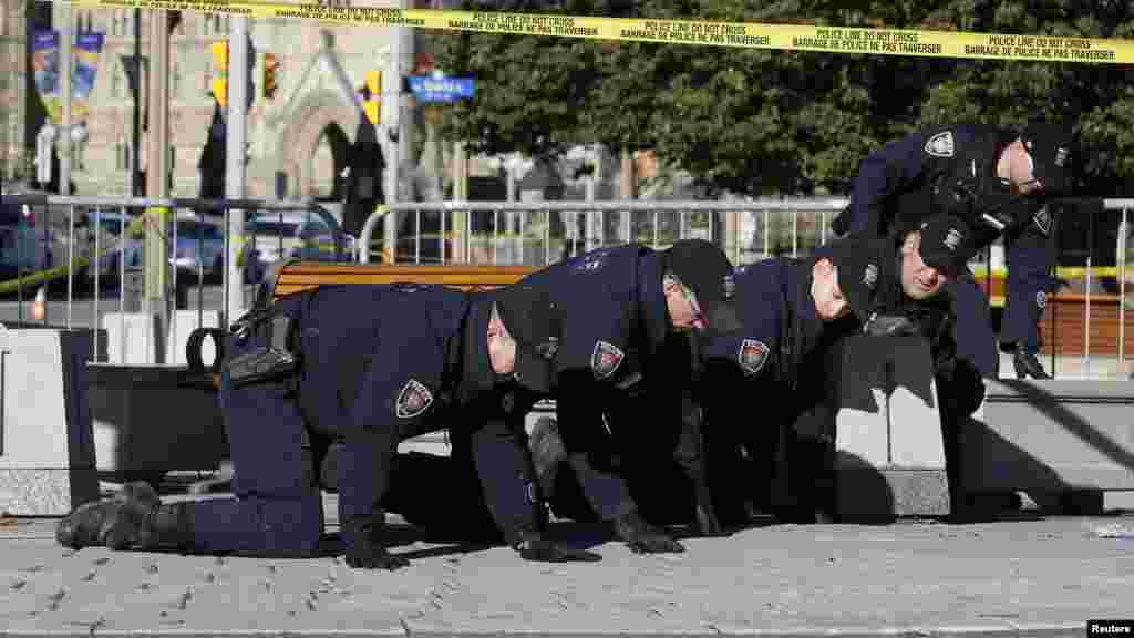 Police perform a thorough search of the area around the National War Memorial in downtown Ottawa, Oct. 23, 2014.