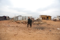 Human Rights Watch says 2 million displaced children in Syria are currently not going to school. Pictured in Idlib, Syria, Dec. 1, 2020. (VOA)