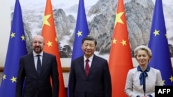 歐盟委員會主席烏爾蘇拉·馮德萊恩（Ursula von der Leyen，右）和歐洲理事會主席夏爾·米歇爾（Charles Michel）週四（12月7日）於北京與中國國家主席習近平進行會晤。（歐洲理事會照片）