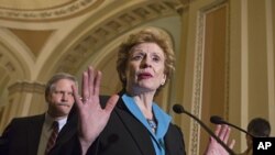 La demócrata Debbie Stabenow, presidenta del Comité Agrícola del Senado estadounidense, habla con la prensa.