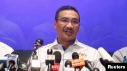 Menteri Transportasi Malaysia Hishamuddin Hussein memberikan keterangan kepada media di Kuala Lumpur hari Kamis (13/3). 