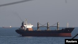 Балкер Aroyat і суховантаж Resilient Africa прибувають до морського порту Чорноморськ для завантаження зерна, 16 вересня 2023 року. REUTERS