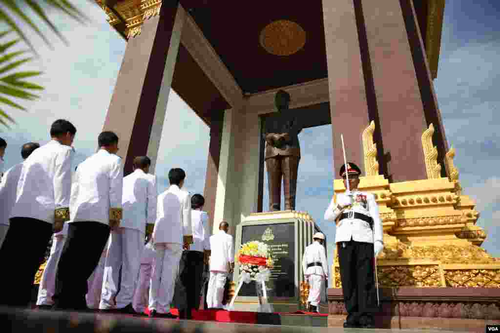 ក្រុមមន្រ្តីតំណាងក្រសួងនានាប្រមាណ៣០០នាក់ប្រមូលផ្ដុំគ្នា ដើម្បីគោរពព្រះវិញ្ញាណក្ខន្ធព្រះករុណាព្រះបាទសម្តេចនរោត្តម សីហនុ ព្រះបរមរដ្ឋនកោដ្ឋ នៅថ្ងៃខួបបីឆ្នាំនៃការសោយទីវង្គតរបស់ព្រះអង្គ ដែលប្រារព្ធឡើងនៅបូជនីយដ្ឋានតម្កល់រូបសំណាកព្រះបរមរតនកោដ្ឋ នៅលើសួនច្បារវិមានឯករាជ្យ តាមបណ្តោយមហាវិថីសីហនុ នៅរាជធានីភ្នំពេញ នៅព្រឹកថ្ងៃទី១៥ ខែតុលា។ អតីតព្រះមហាក្សត្រព្រះបាទនរោត្តម សីហនុសោយទីវង្គត នៅព្រះជន្ម៨៩ព្រះវស្សា នៅទីក្រុងប៉េកាំង ប្រទេសចិន កាលពីថ្ងៃទី១៥ ខែតុលា ឆ្នាំ២០១២។ (ឡេង ឡែន /VOA) 