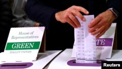 Australian Prime Minister Malcolm Turnbull casts his vote for the general election at the Double Bay Public School in Sydney, Australia, July 2, 2016. 