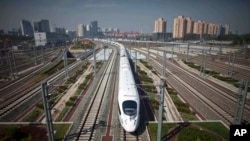 Sebuah kereta api super cepat meninggalkan stasiun Beijing Selatan menuju Shanghai (Foto: dok). Pemerintah China mengumumkan akan menghapus Kementerian Urusan Kereta Api yang dikenal sangat berpengaruh sebagai salah satu langkah restrukturisasi Pemerintahan baru negara itu, Minggu (10/3).