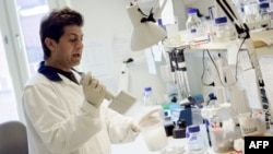 Le chercheur Hamid Darban travaille à l'Institut Karolinska de Stockholm sur un nouveau vaccin contre des parasites mortels causant la maladie du sommeil, la maladie de Chagas et Leishmania, le 15 juillet 2005.