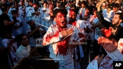Fieles chiítas se cortan con espadas y navajas para mostrar su dolor durante la procesión de Ashoura en Basora, Irak, martes 10 de septiembre de 2019. (AP Foto/Nabil al-Jurani)