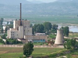 Sebuah pembangkit nuklir Korea Utara terlihat sebelum menghancurkan menara pendingin (kanan) di Yongbyon, 27 Juni 2008. (Foto: Reuters)