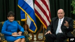 La secretaria de Comercio, Penny Pritzker, y el ministro de Comercio Exterior cubano, Rodrigo Malmierca, en La Habana.