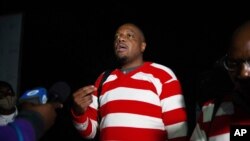 Le journaliste zimbabwéen Hopewell Chin 'ono s'entretient avec les médias après sa libération de prison, le 3 septembre 2020.