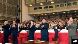 朝中社发布的照片显示金正恩等领导人看完牡丹峰乐队表演后起立鼓掌。