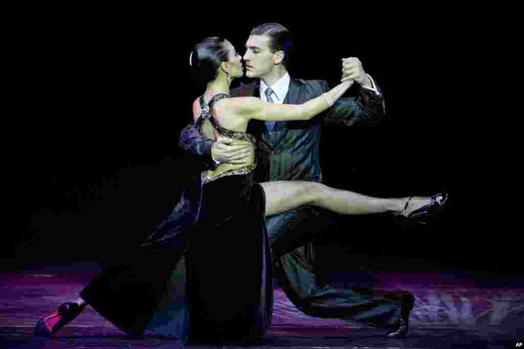 Dancers Guido Palacios, right, and Florencia Castilla, from Argentina, perform to win the 2013 Tango Dance World Cup stage finals in Buenos Aires, Argentina, Aug. 27, 2013.