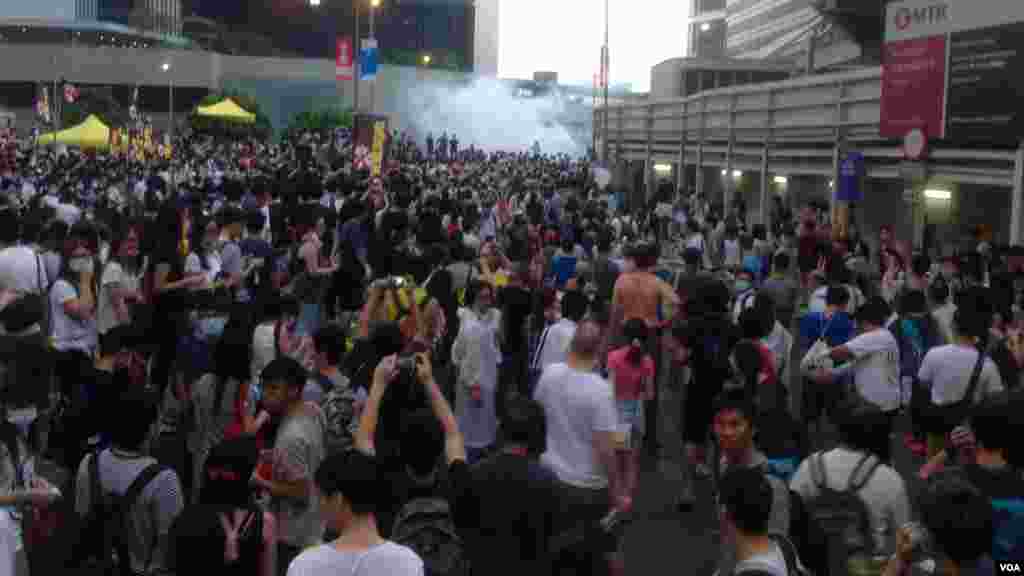 Dalibai da 'yan sandan kwantar da tarzoma suna cigaba da fito na fito a Hong Kong yayin da zanga zangar da daliban suka fara na yaduwa, Satumba 29, 2014.