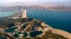Bendungan terbesar Pakistan diamati dari sebuah helikopter di Tarbela, Pakistan. Pakistan yang kekurangan uang harus mengejar energi bersih daripada mengandalkan batu bara, nuklir, dan tenaga air, 18 November 2005. (Foto: AP)