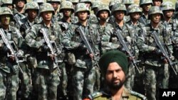 资料照：印度士兵与中国士兵。