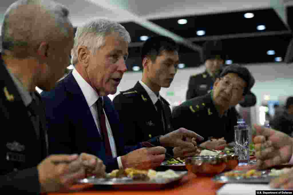 国防部长哈格尔在中国军事官员陪同下在北京士官学校和士官共进午餐