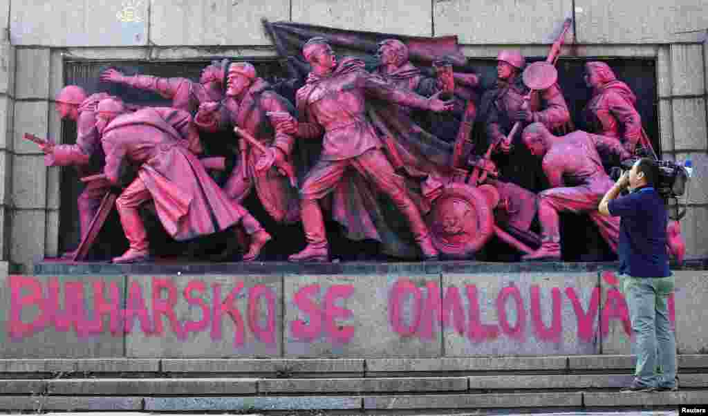 Seorang juru kamera merekam sosok tentara Soviet di monumen tentara Soviet yang dicat warna merah muda di Sofia. Para seniman tak dikenal telah mencat sembilan patung tentara tersebut dengan warna merah muda pada malam hari dan menulis "Bulgaria apologizes" dalam bahasa Bulgaria dan Ceko, yang terlihat seperti permintaan maaf artistik atas dukungan Bulgaria dalam menghancurkan pemberontakan Musim Semi Praha melawan pemerintahan komunis pada bulan Agustus, 1968.