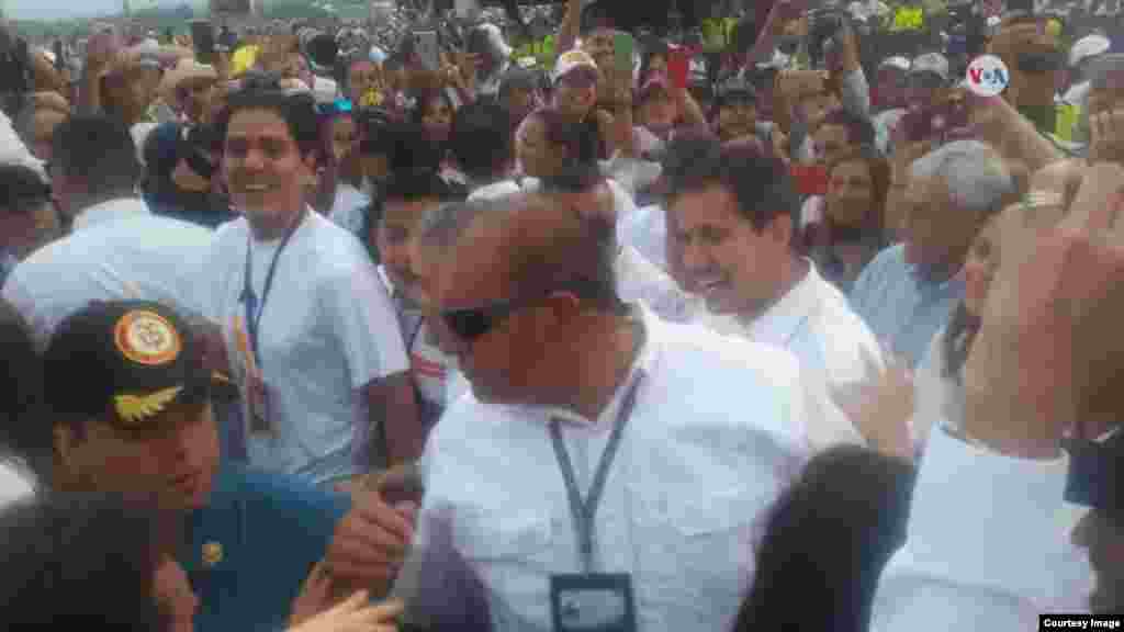 El presidente encargado de Venezuela, Juan Guaidó, llegó sorpresivamente al concierto en Cúcuta, Colombia, apoyando al pueblo venezolano y la entrada de la ayuda humanitaria. 