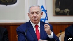 El primer ministro de Israel, Benjamin Netanyahu, preside la reunión semanal del gabinete en Jerusalén, el domingo 14 de abril de 2019. (Ronen Zvulun/Pool via AP)