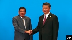 Presiden China Xi Jinping (kanan) saat bertemu dengan Presiden Filipina Rodrigo Duterte di Beijing, China, 15 Mei 2017. (Foto: dok). 
