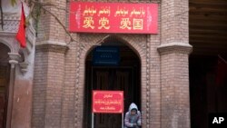 中国新疆喀什的一座清真寺入口上写着“爱党爱国”的字样。 （资料照片）