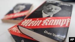 Une édition du livre "Mein Kampf" au musée contemporain de Munich, le 11 décembre 2015.