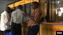 En Uganda, servicios como el que brinda MTN Mobile Money están desplazando a los bancos.