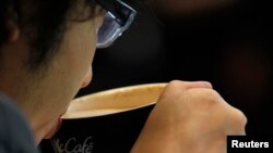 Seorang pria menikmati secangkir kopi