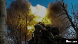 Prajurit Ukraina menembakkan howitzer self-propelled 2S5 Giatsint-S ke arah pasukan Rusia di luar kota garis depan Bakhmut di wilayah Donetsk, Ukraina, di tengah serangan Rusia, 5 Maret 2023. (REUTERS/Anna Kudriavtseva)