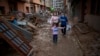 Una semana después de inundaciones en España, familias siguen buscando a seres queridos
