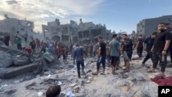 Wakazi wa Gaza wakiwa karibu na kambi ya wakimbizi iliyoshambuliwa Jumanne. Okt 31, 2023.