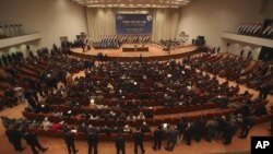 En el Parlamento de Irak se debate este 30 de enero, el veto firmado por la Casa Blanca. Han pedido una "medida de reciprocidad", prohibiendo a los estadounidenses entrar a los países árabes. Con frecuencia los legisladores del grupo asisten a una sesión en Bagdad para discutir este tipo de temas. 