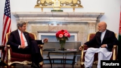 Menlu AS John Kerry bertemu dengan Presiden Afghanistan Hamid Karzai, di Kabul 11/10/2013.