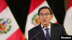 Le président péruvien Martin Vizcarra s'adresse à la nation, alors qu'il annonce qu'il dissout le Congrès, au palais du gouvernement à Lima, au Pérou, le 30 septembre 2019. Peruvian Presidency/Handout via REUTERS