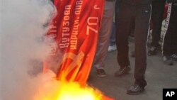 Националисты сжигают советский флаг во Львове. Украина. 9 мая 2011 г.