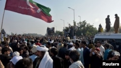 ریچارد ګرېنل، دا غوښتنه وروسته تر هغه کړې چې د پاکستان په پلازمېنه اسلام اباد کې د تحريک انصاف زرګونه غړيو د خپل رهبر عمران خان د خوشې لپاره پراخه لاریونونه کړي دي. 