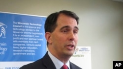 El gobernador de Wisconsin Scott Walker, apoyado por el presidente Donald Trump, ganó el derecho a buscar un tercer período.