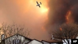 Les feux gigantesques, hors de tout contrôle, poursuivaient leur infernale avancée à l'est de Fort McMurray au Canada où, avec la fin des opérations d'évacuation, l'inquiétude se portait désormais sur l'activité pétrolière et ses conséquences économiques.