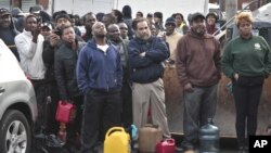 Warga di Brooklyn, New York antri di SPBU untuk mendapatkan BBM yang menjadi barang langka di New York pasca badai Sandy.