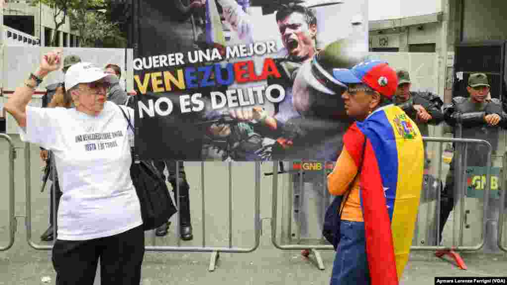 La edad no es límite para quienes apoyan a Leopoldo López y lo acompañan desde las inmediaciones del Palacio de Justicia en Caracas.