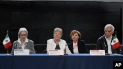 Raquel Serur, embajadora de México en Ecuador, izquierda, Alicia Bárcena, secretaria de Relaciones Exteriores de México, segunda a la izquierda, Roberto Canseco, jefe de la sección consular de México en Quito, en conferencia de prensa en Ciudad de México, el 7 de abril de 2024. 