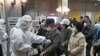 Cientos de evacuados son sometidos a pruebas en Koriyama.