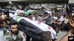 Pemberontak Suriah memakamkan korban tewas dalam pertempuran di kota Aleppo (27/7). Pasukan pemerintah Suriah menggempur kota Aleppo untuk hari kedua berturut-turut. 