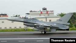 타이완 공군 소속 F-16V 전투기가 긴급 발진 훈련을 하고 있다.