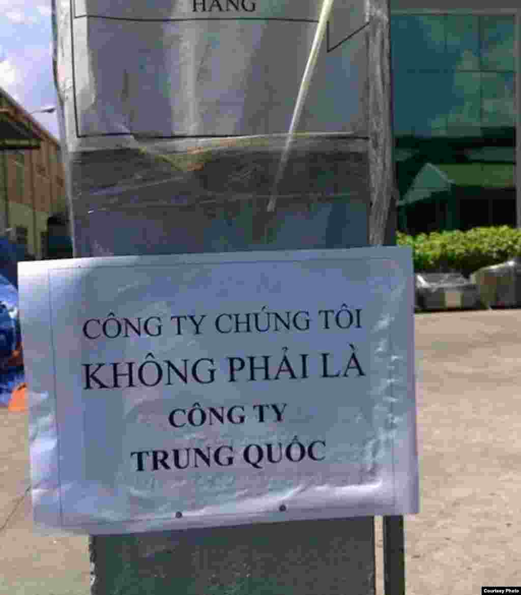 Spanduk bertuliskan "Perusahaan kami bukan perusahaan China" di Binh Duong.